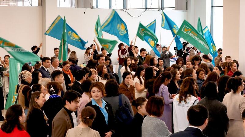 Масштабную акцию в поддержку новой Конституции накануне 8 марта провели в Астане