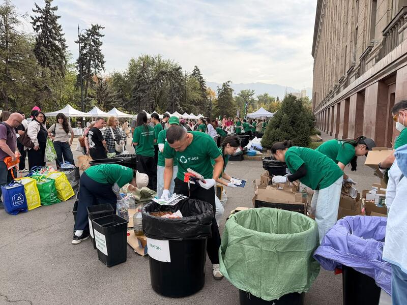 От сортировки до обмена: в Алматы прошла экологическая акция Recycle Бірге