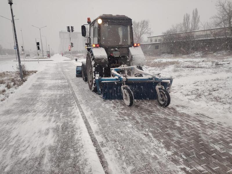 Свыше 1 тыс. единиц спецтехники задействовано в снегоуборочных работах днем в Астане