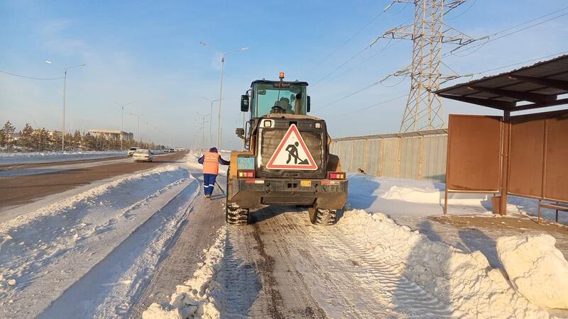 Около двух тысяч единиц спецтехники заняты в уборке снега в Астане