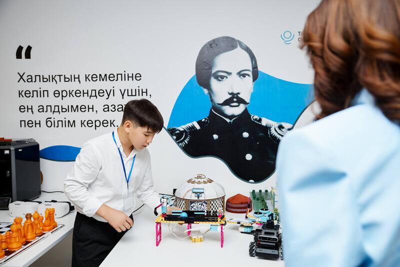 Жұлдыз Сүлейменова посетила торжественную линейку в IT-школе села Караоткель