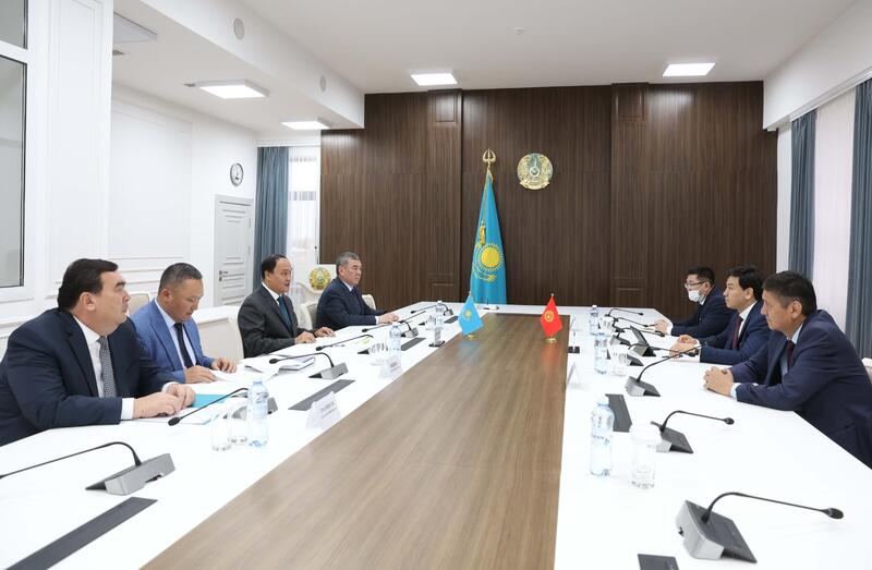 Ербол Карашукеев провел встречу с послом Кыргызстана