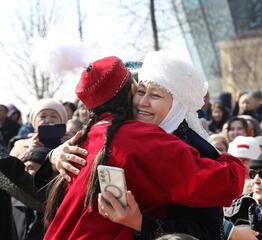 «Көктөбедегі Көрісу»: алматинцев поздравили с Днём Көрісу звуковые дроны и роботы