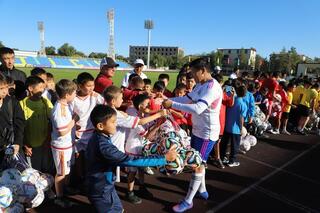 В Талдыкоргане в честь Дня города прошел большой товарищеский матч по футболу.