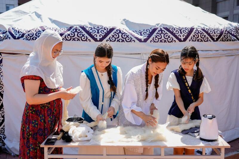 Работа с войлоком, рукоделие и национальные игры: при столичной школе работает уникальный этнолагерь