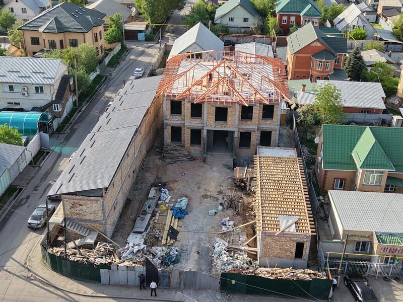 В Алматы сносят крупный незаконный объект