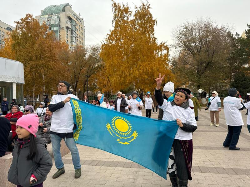 В честь Дня Республики в районе «Сарыарка» Астаны прошел праздничный флешмоб