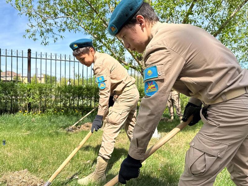 Молодёжь Астаны очистила территорию центра «Шарапат» и поддержала экологическую акцию