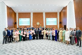 Женис Касымбек поздравил медработников с профессиональным праздником
