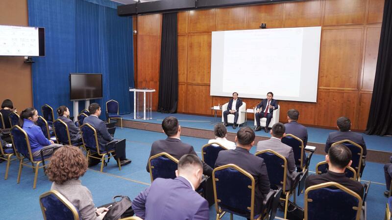 Министр юстиции РК Азамат Ескараев провел встречу с представителями Президентского молодежного кадрового резерва