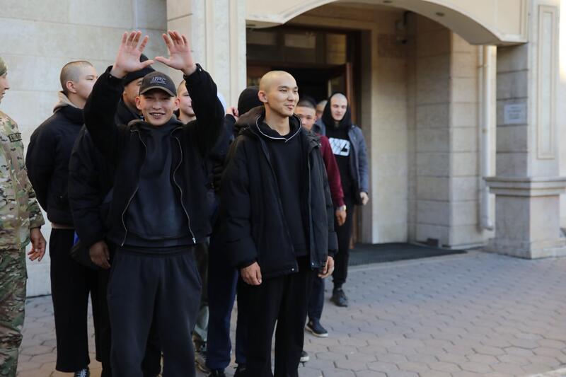 Столичные новобранцы отправились на службу в Десантно-штурмовые войска