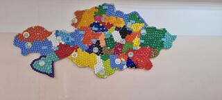 «Таза Қазақстан»: столичные школьники создали карту Казахстана из почти 400 крышек бутылок