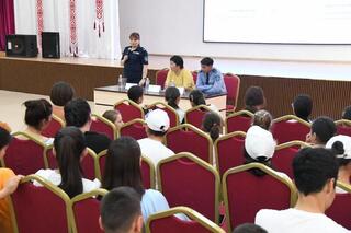 Как не попасть в ловушку наркосбытчиков: в столичной школе прошла профилактическая встреча с подростками