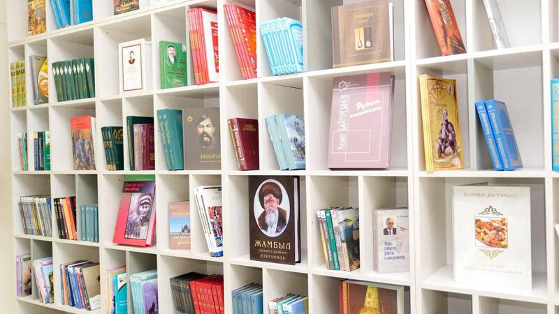 В школе Семей открылась библиотека имени Абая с фондом в 60 тысяч книг