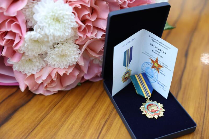 Министр обороны наградил медалью двукратную чемпионку мира по боксу