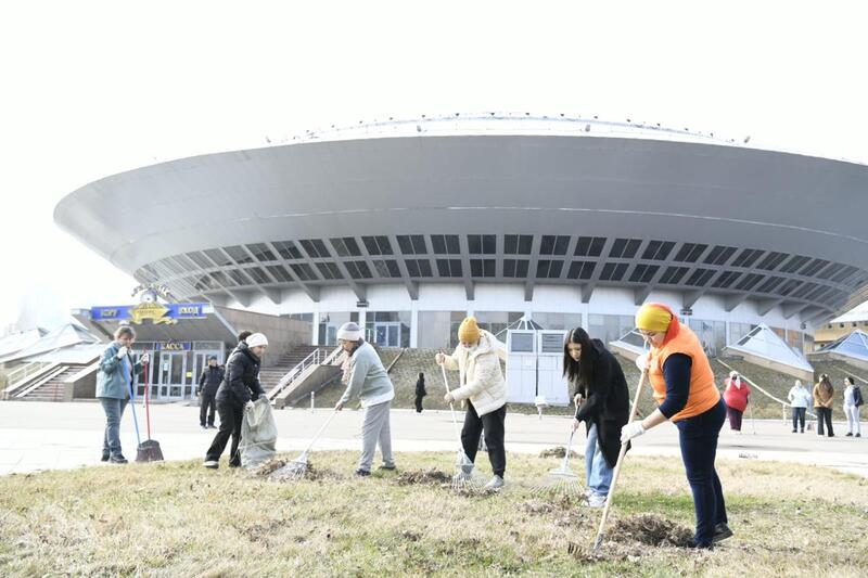 «Таза Қазақстан»: около 200 сотрудников цирка вышли на субботник в Астане