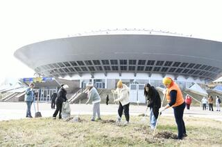 «Таза Қазақстан»: около 200 сотрудников цирка вышли на субботник в Астане