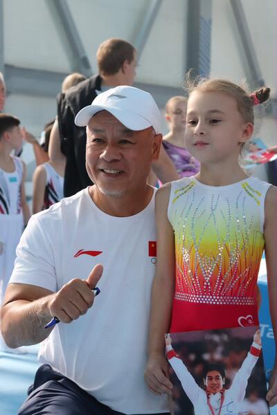 Олимпийский чемпион Ли Нин посетил спортивную школу Алматы