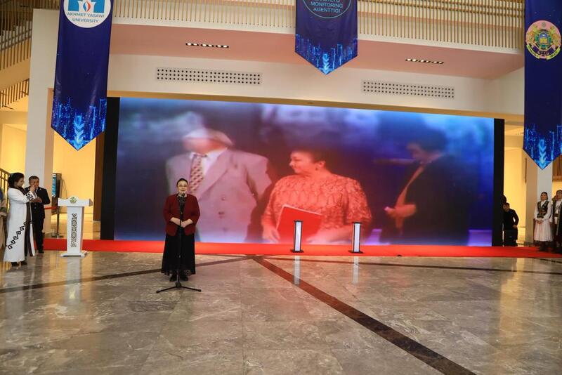 В ТУРКЕСТАН ПРИЕХАЛА ПРОСЛАВЛЕННАЯ АКТРИСА МЕРУЕРТ УТЕКЕШОВА, СЫГРАВШАЯ КЫЗ ЖИБЕК