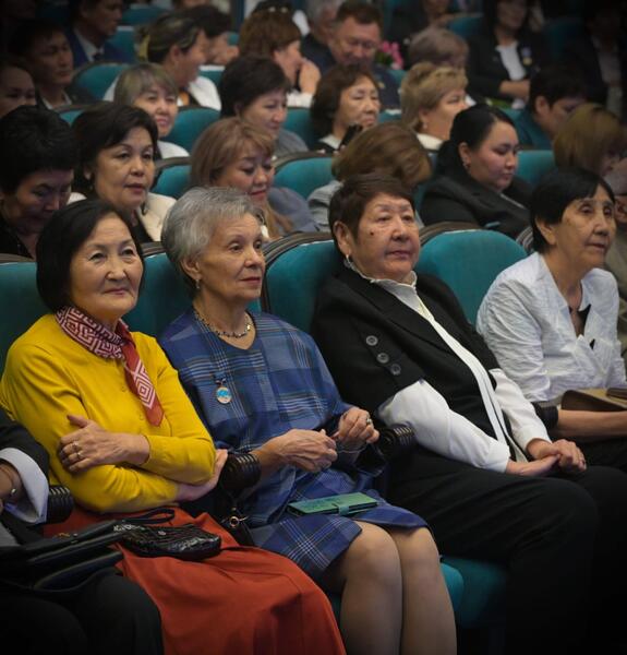 Аким Павлодарской области поздравил учителей с профессиональным праздником