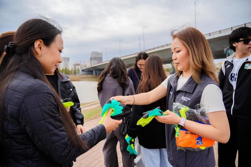 «Таза Қазақстан»: столичная молодежь провела экоакцию на набережной Есиля