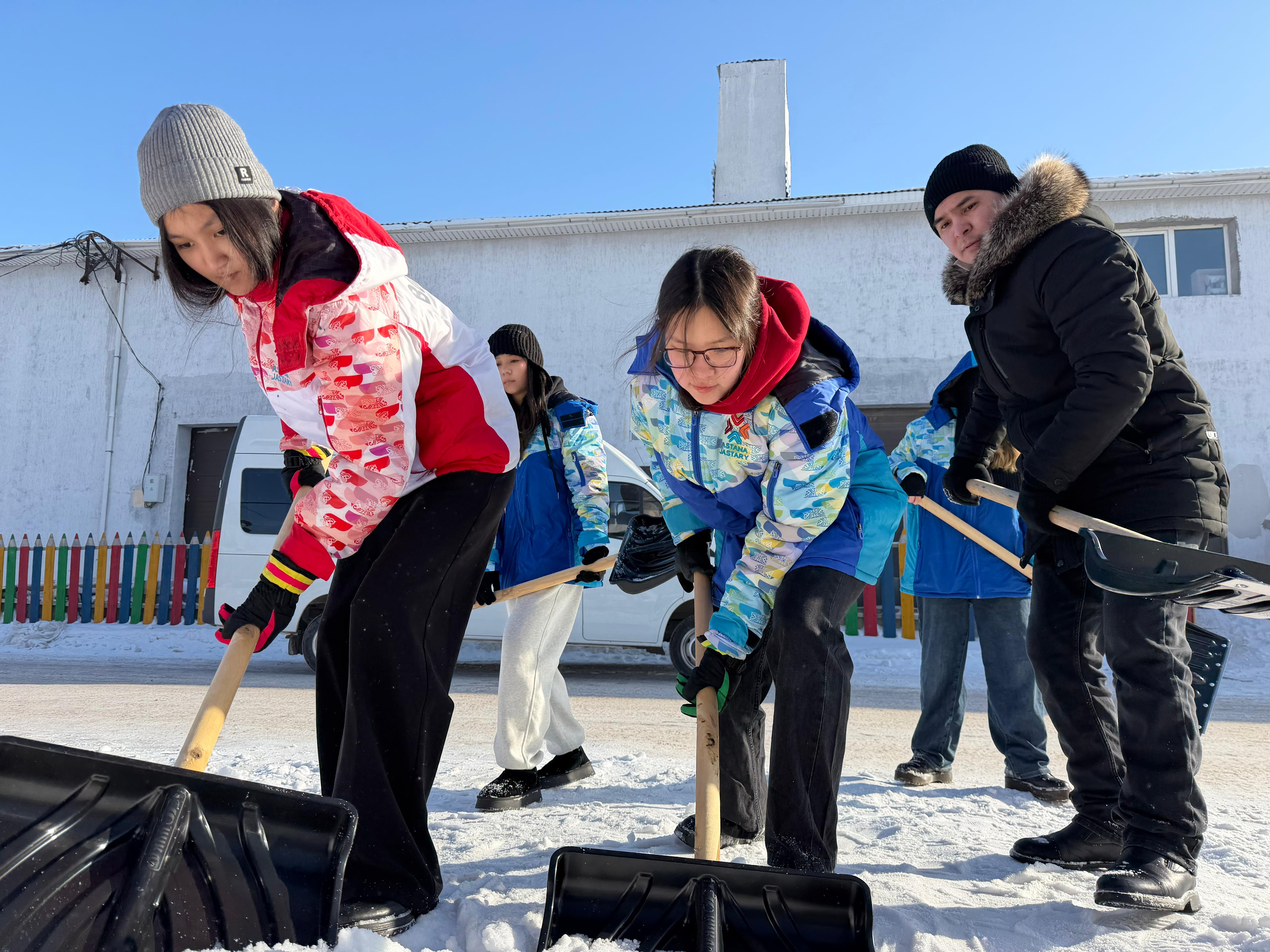 В рамках экоакции «Таза Қазақстан» волонтёры очистили дворы пожилых жителей столицы от снега