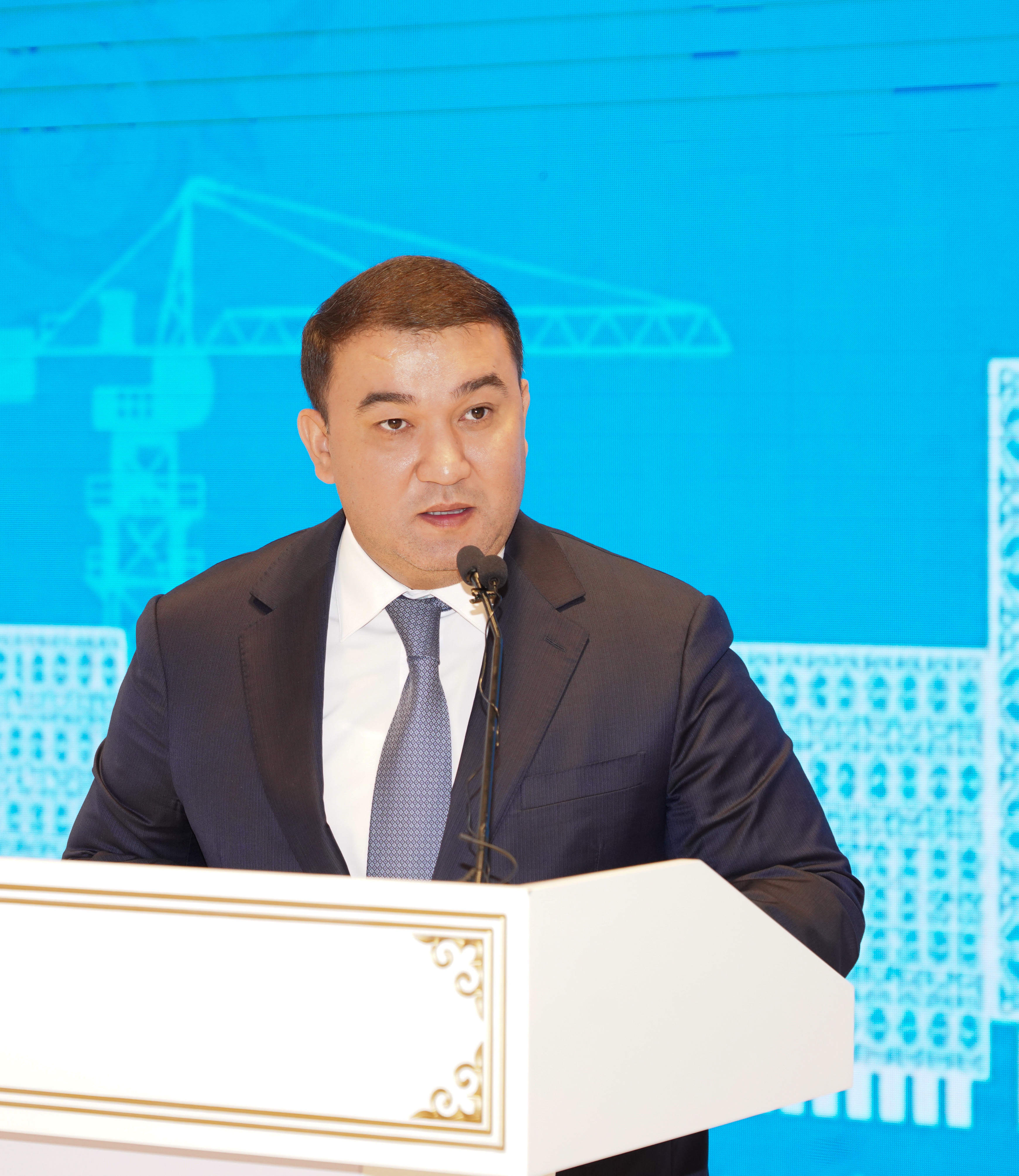 В ТУРКЕСТАНСКОЙ ОБЛАСТИ ЧЕСТВОВАЛИ СТРОИТЕЛЕЙ