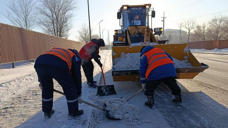 Более 1 700 единиц спецтехники задействованы в уборке снега в Астане