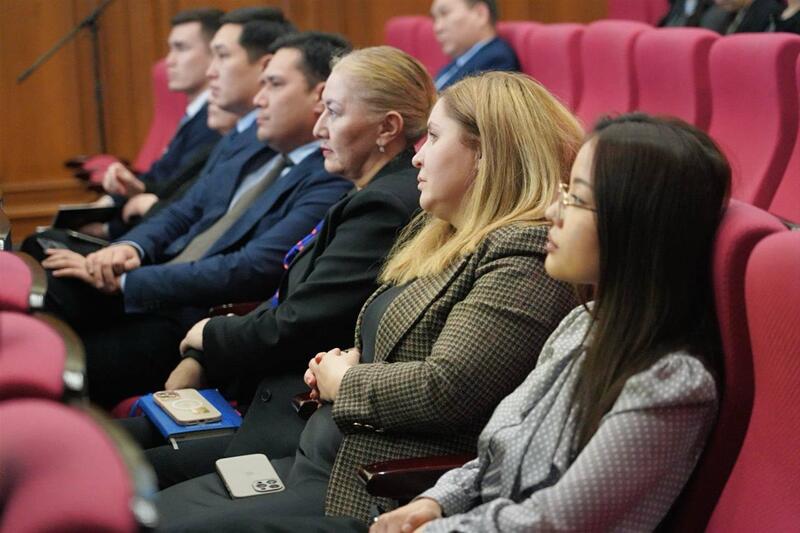 В национальном правозащитном центре обсудили вопросы соблюдения социальных гарантий госслужащих