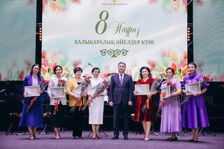 Аким области поздравил женщин с 8 марта