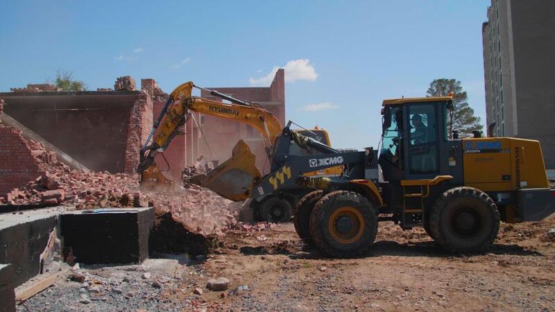 В Астане сносят незаконно построенный жилой комплекс