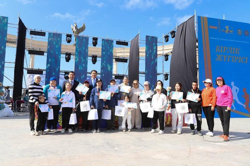 В Мангистау в рамках Дня единства народа более тысячи человек приняли участие в массовом забеге