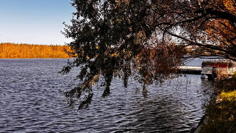 Одно озеро. Две разные воды. Настоящее чудо природы.