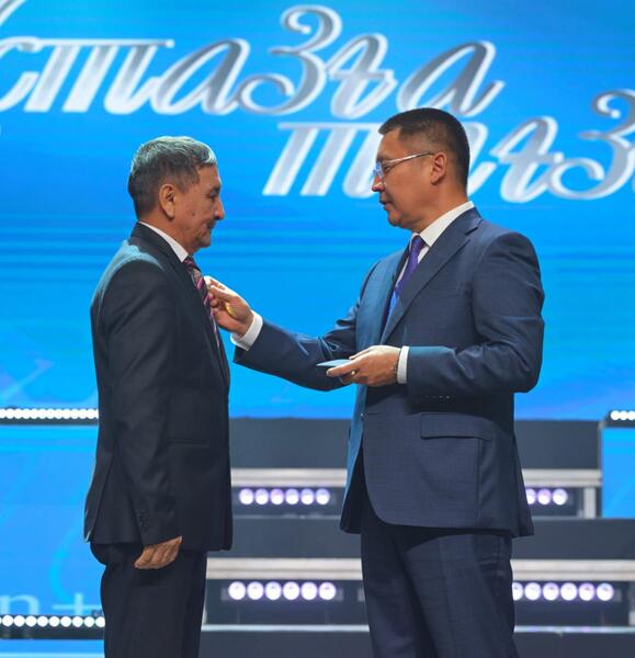 Аким Павлодарской области поздравил учителей с профессиональным праздником