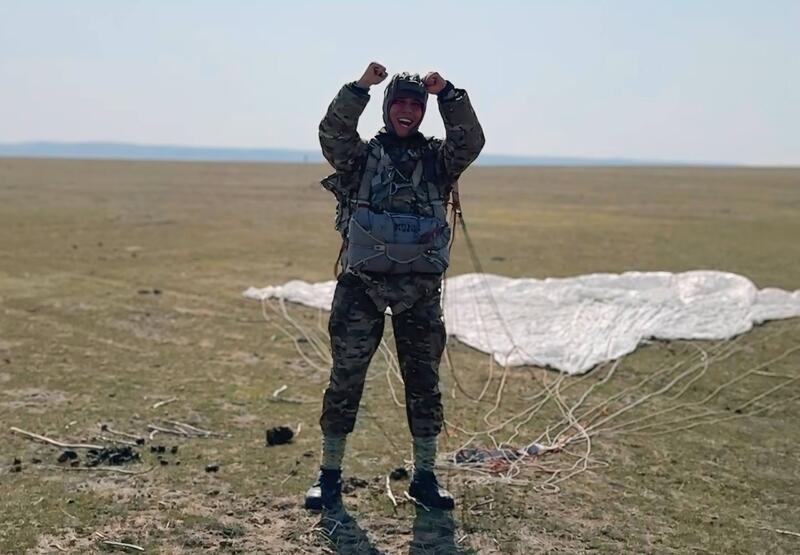 Курсанты военного института впервые выполнили учебные прыжки с парашютом