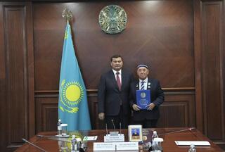 Глава региона поздравил Султанбека Оразымбетова с 80-летием