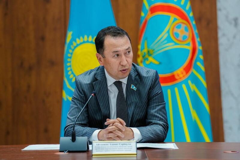 Создание безопасных пространств и развитие инфраструктуры для подростков обсудили депутаты маслихата со школьными активистами в Астане