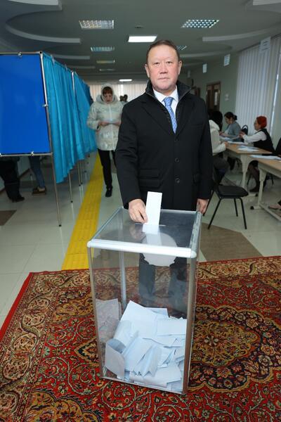 Аким Костанайской области проголосовал на референдуме