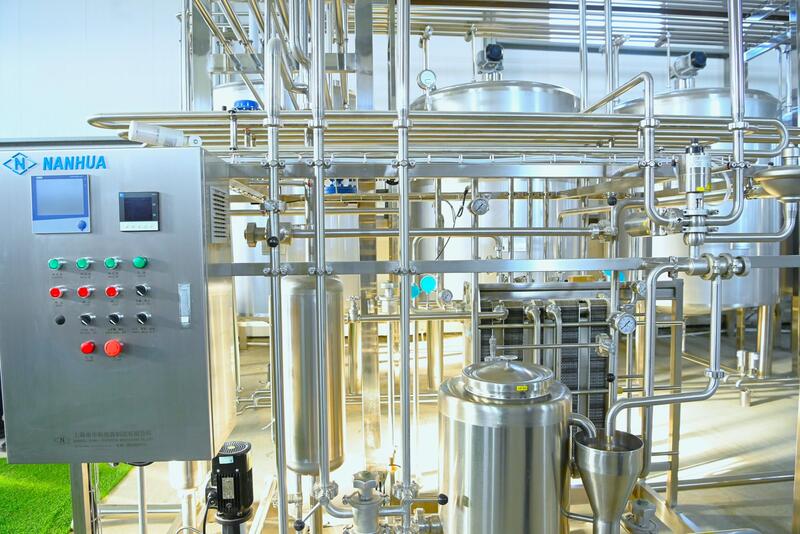 Глава региона проверил строительство завода по производству сухого порошка из верблюжьего молока