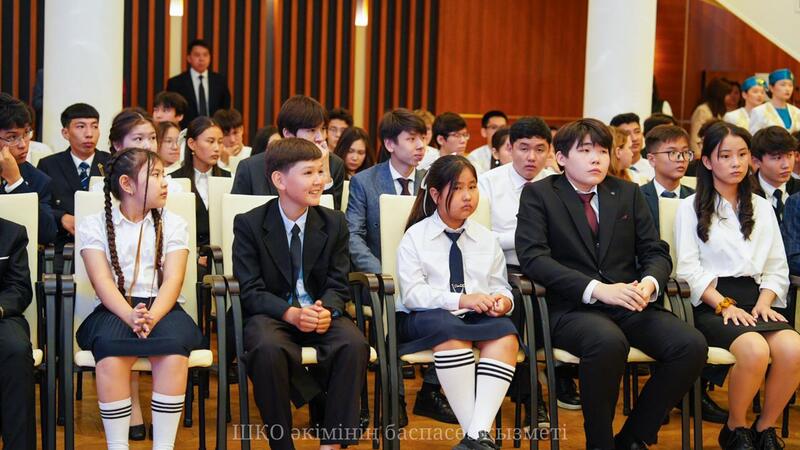 Аким ВКО встретился с одарёнными детьми