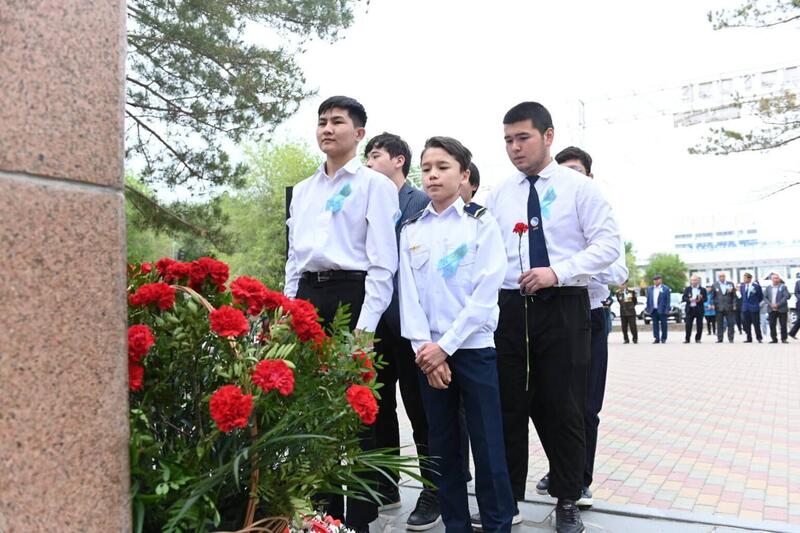 В Актобе состоялся торжественный митинг и возложение цветов к памятнику первого казахского генерал-лейтенанта Жансена Кереева