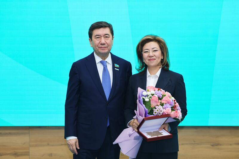 Партия AMANAT представила итоговые результаты проекта «Қарызсыз қоғам»