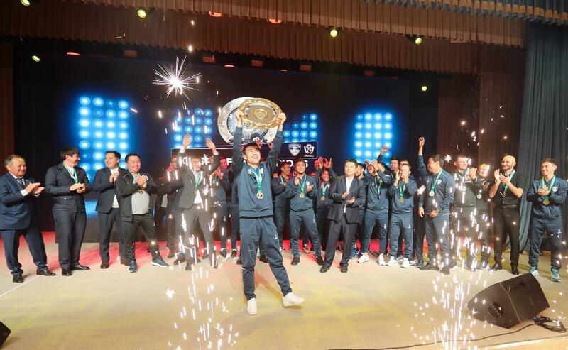 Аким Мангистауской области поздравил футболистов «Каспия» с выходом в Премьер-Лигу