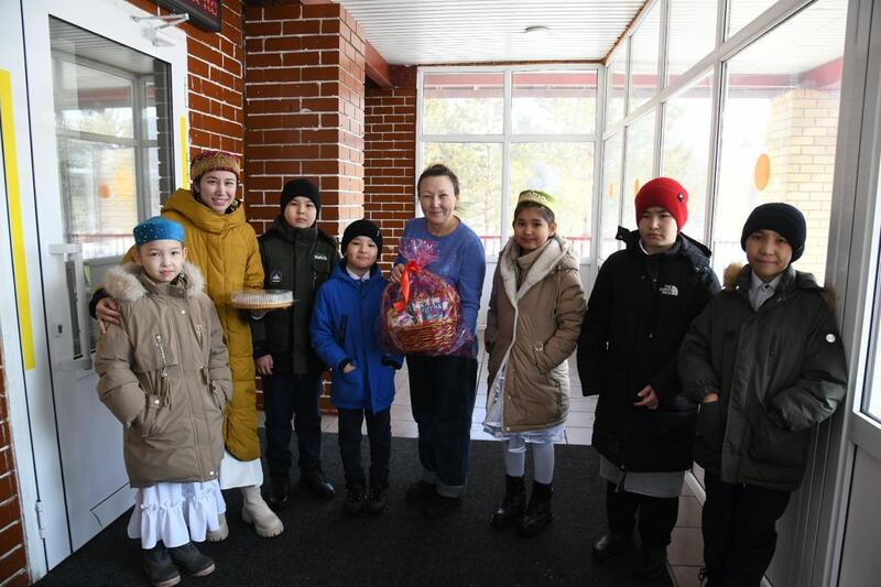 Столичные школьники навестили тружеников тыла и заслуженных педагогов в день Көрісу