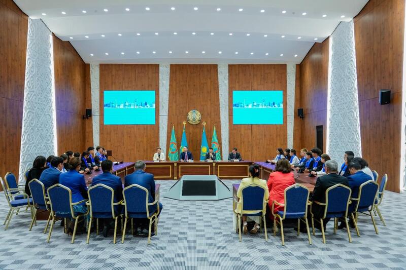 Создание безопасных пространств и развитие инфраструктуры для подростков обсудили депутаты маслихата со школьными активистами в Астане