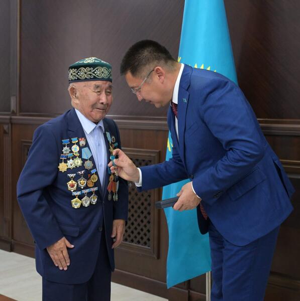 В Павлодарской области вручили медали в честь 30-летия Конституции