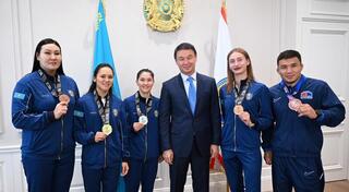 Алматинских медалисток чемпионата мира по боксу в Ливерпуле в торжественной обстановке наградил аким города Алматы Дархан Сатыбалды