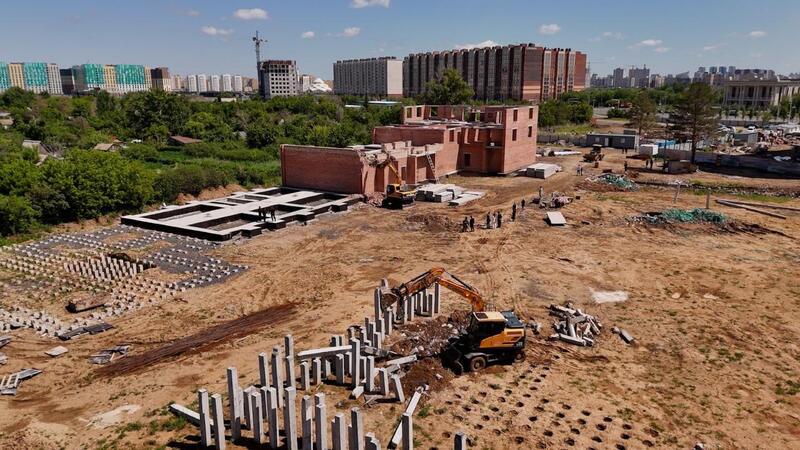 В Астане сносят незаконно построенный жилой комплекс