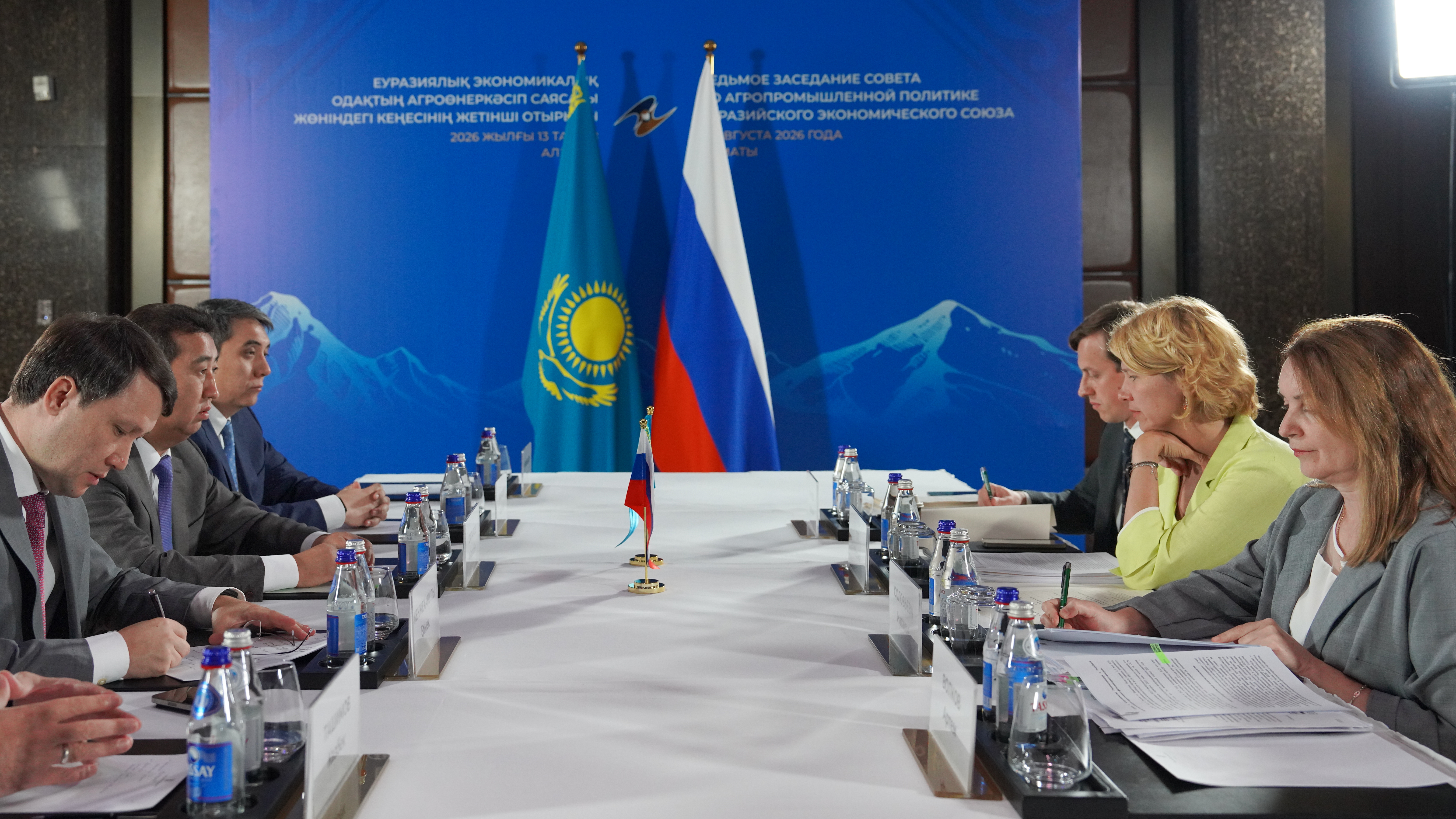 Айдарбек Сапаров провел переговоры с Оксаной Лут