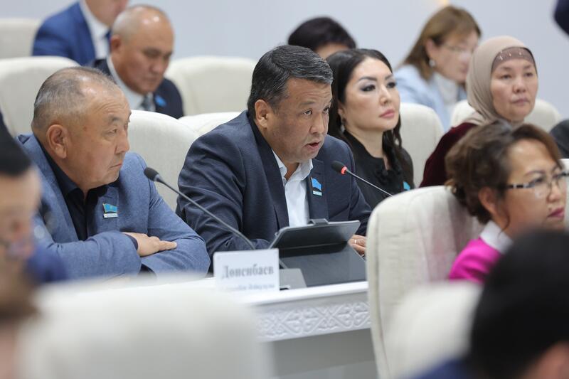 Ербол Карашукеев принял участие во внеочередной сессии областного маслихата